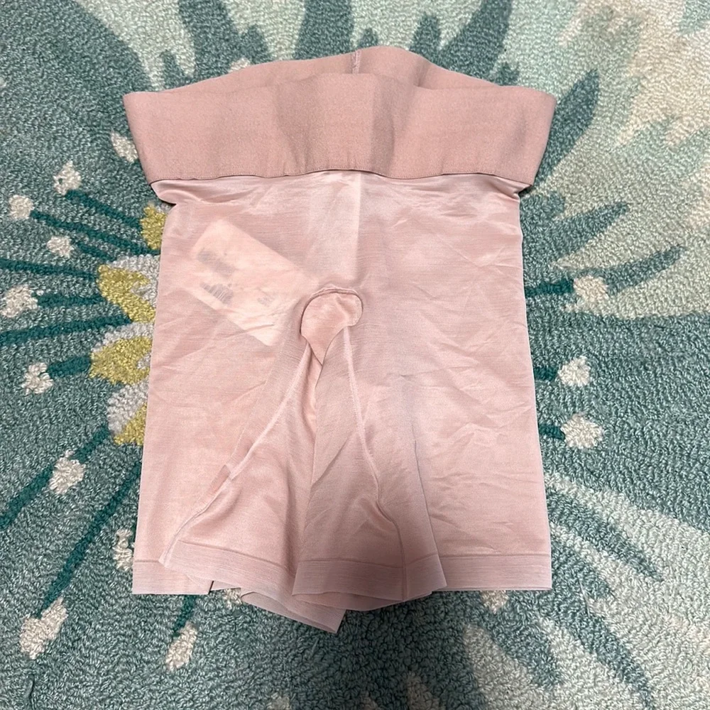 WOLFORD Sheer Touch Shaping Shorts - Picture 2 of 6